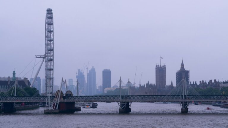 Foggy London cityscape illustrating the atmosphere of the Great Smog era